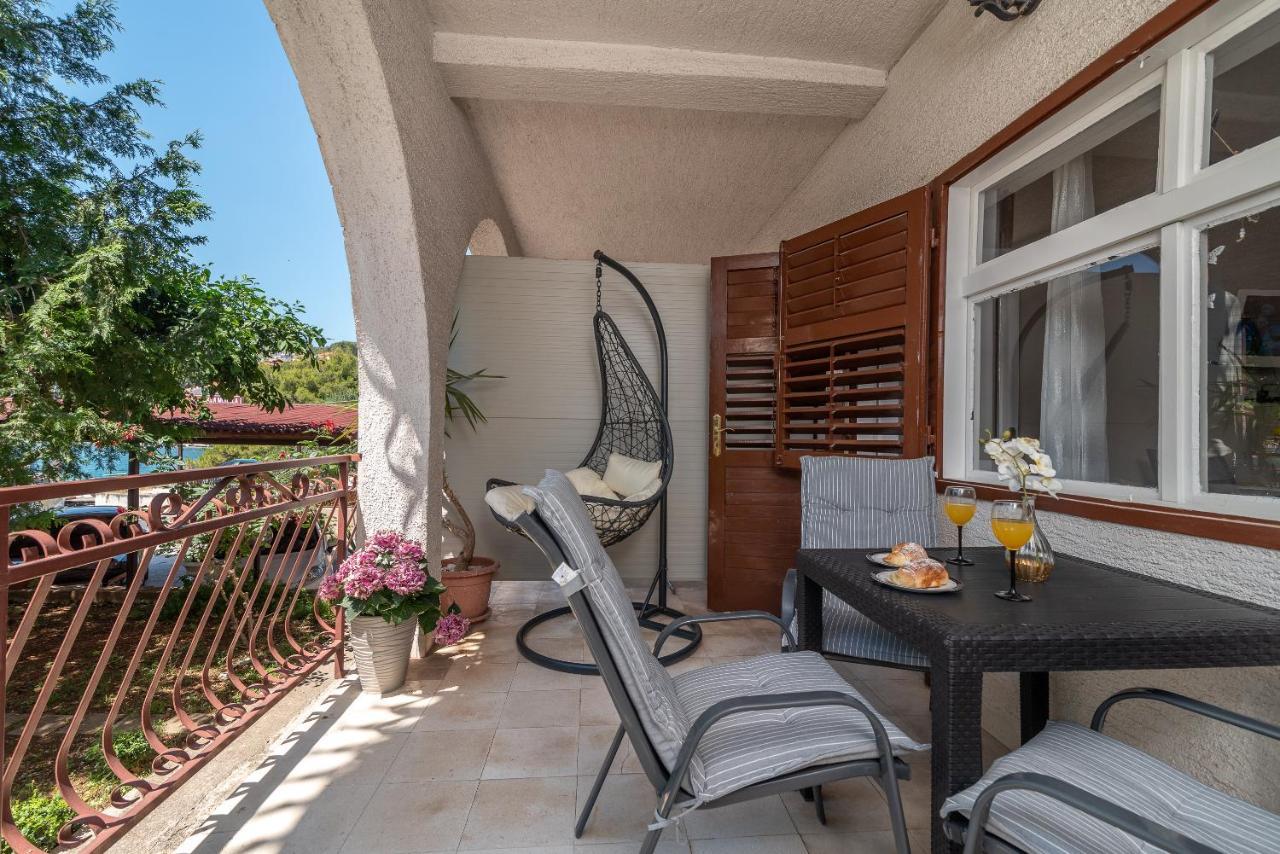 Apartments Villa Mirella 20 M From The Sea - Free Parking 特罗吉尔 外观 照片