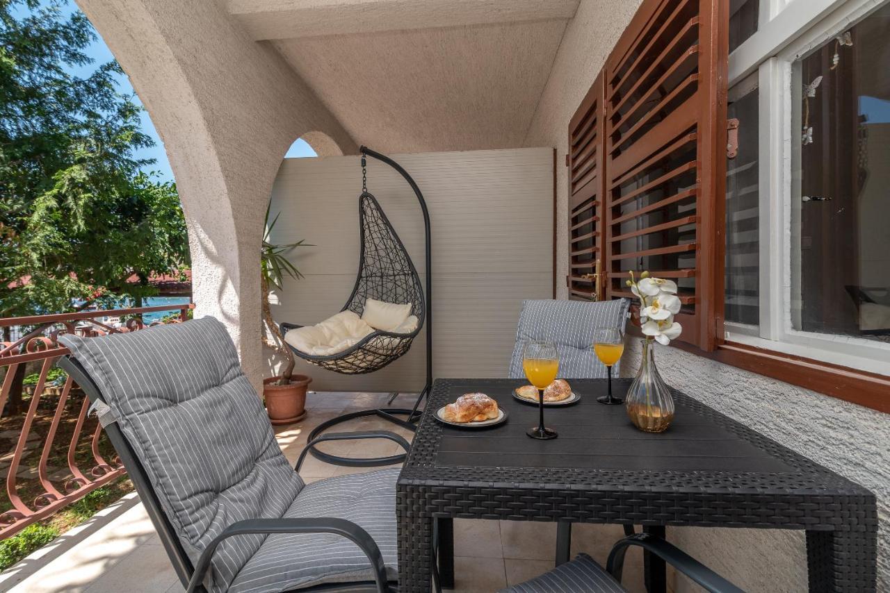 Apartments Villa Mirella 20 M From The Sea - Free Parking 特罗吉尔 外观 照片