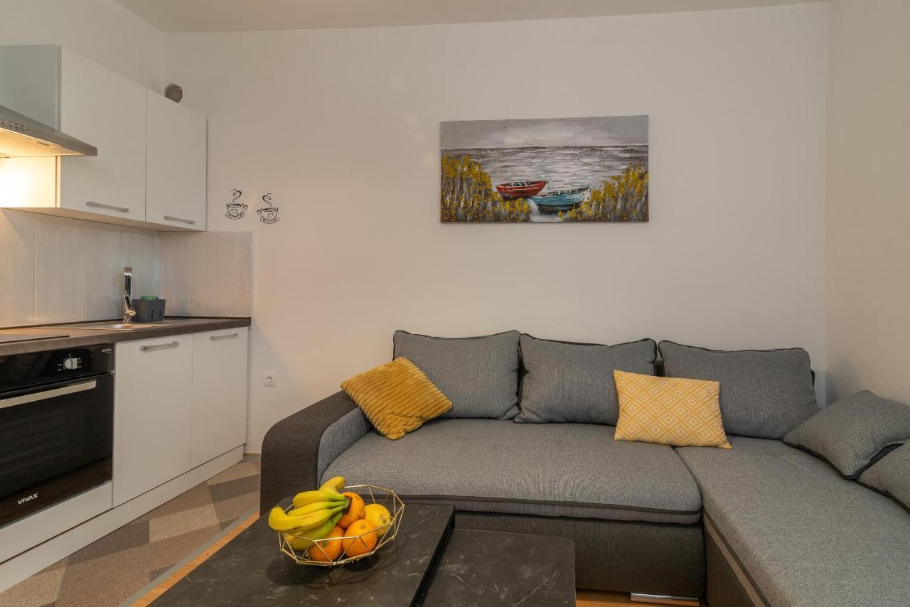 Apartments Villa Mirella 20 M From The Sea - Free Parking 特罗吉尔 外观 照片