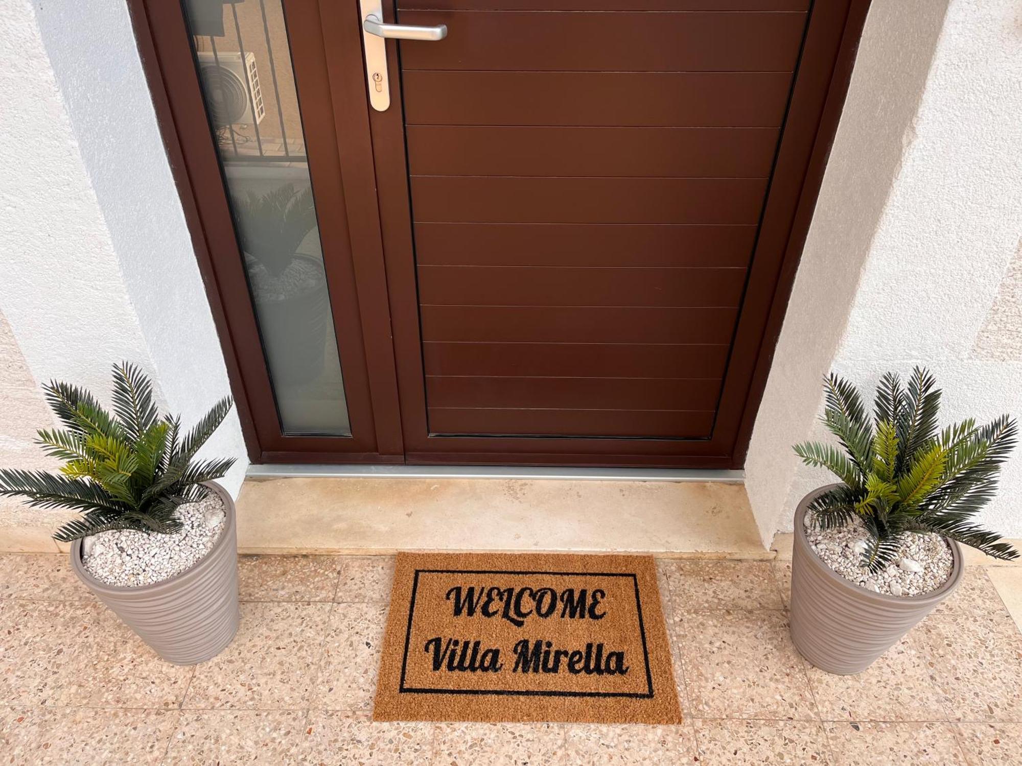 Apartments Villa Mirella 20 M From The Sea - Free Parking 特罗吉尔 外观 照片