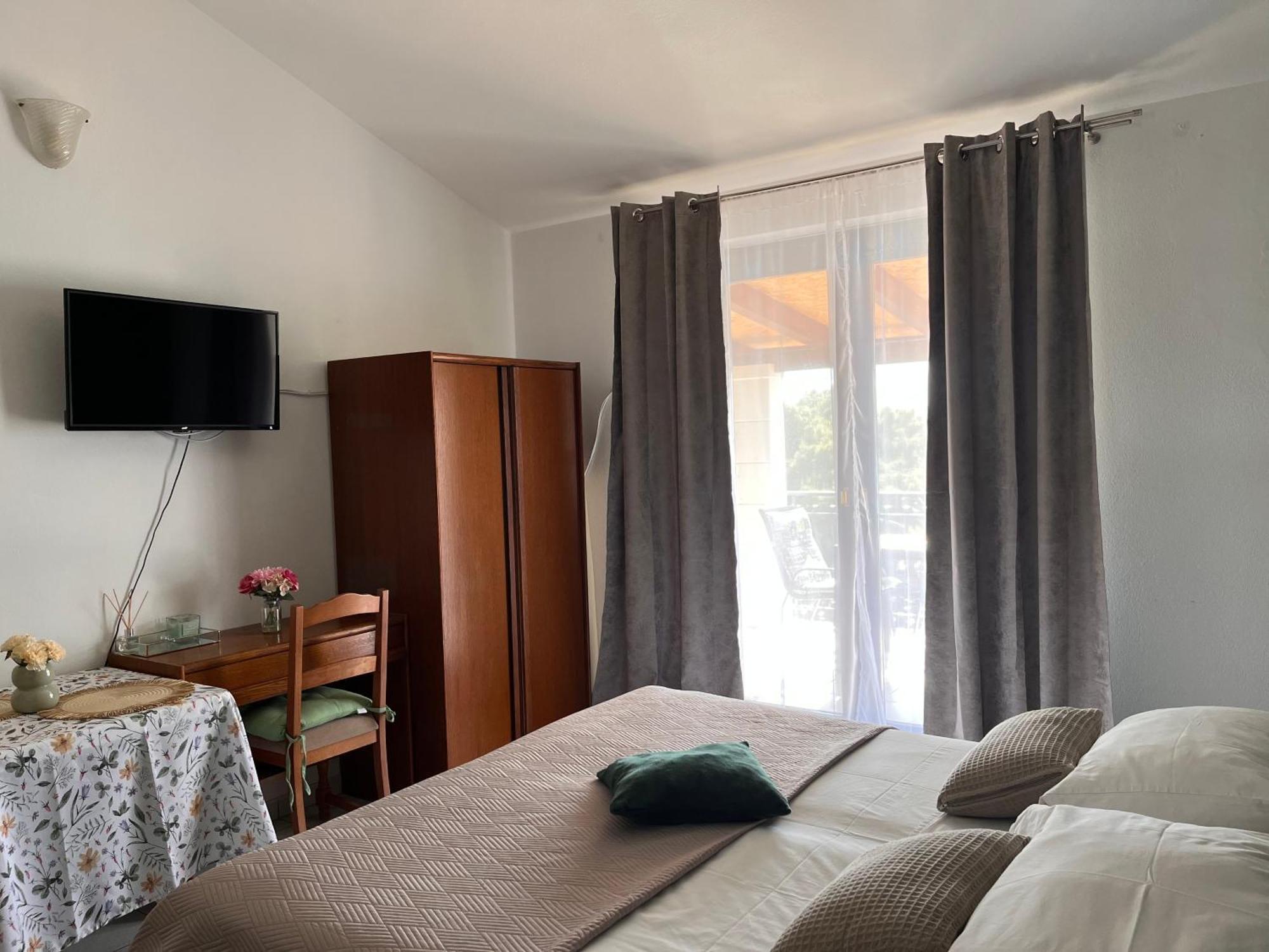 Apartments Villa Mirella 20 M From The Sea - Free Parking 特罗吉尔 外观 照片