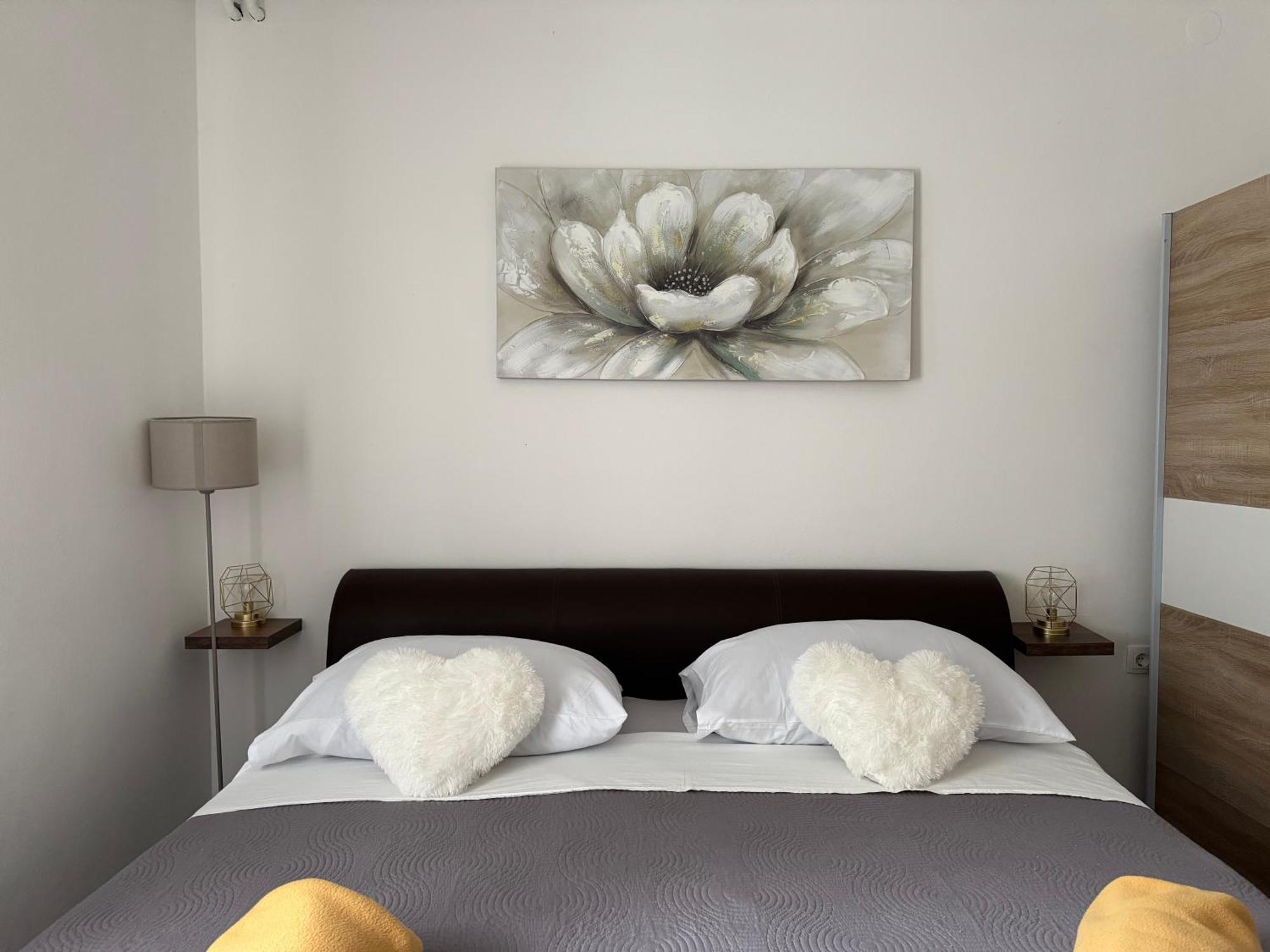 Apartments Villa Mirella 20 M From The Sea - Free Parking 特罗吉尔 外观 照片